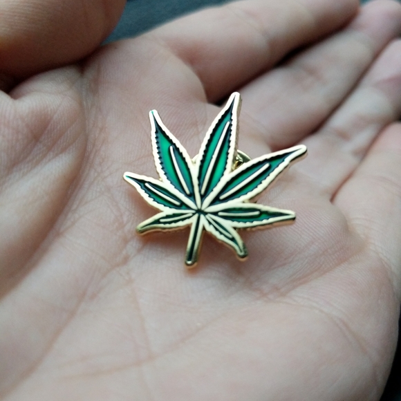 Cute "autumn" leaf lapel pin 😜 - Picture 2 of 6